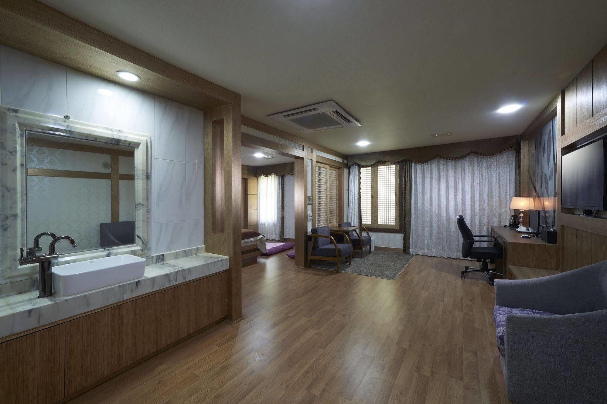 Benikea Premier Hotel Siheung Экстерьер фото