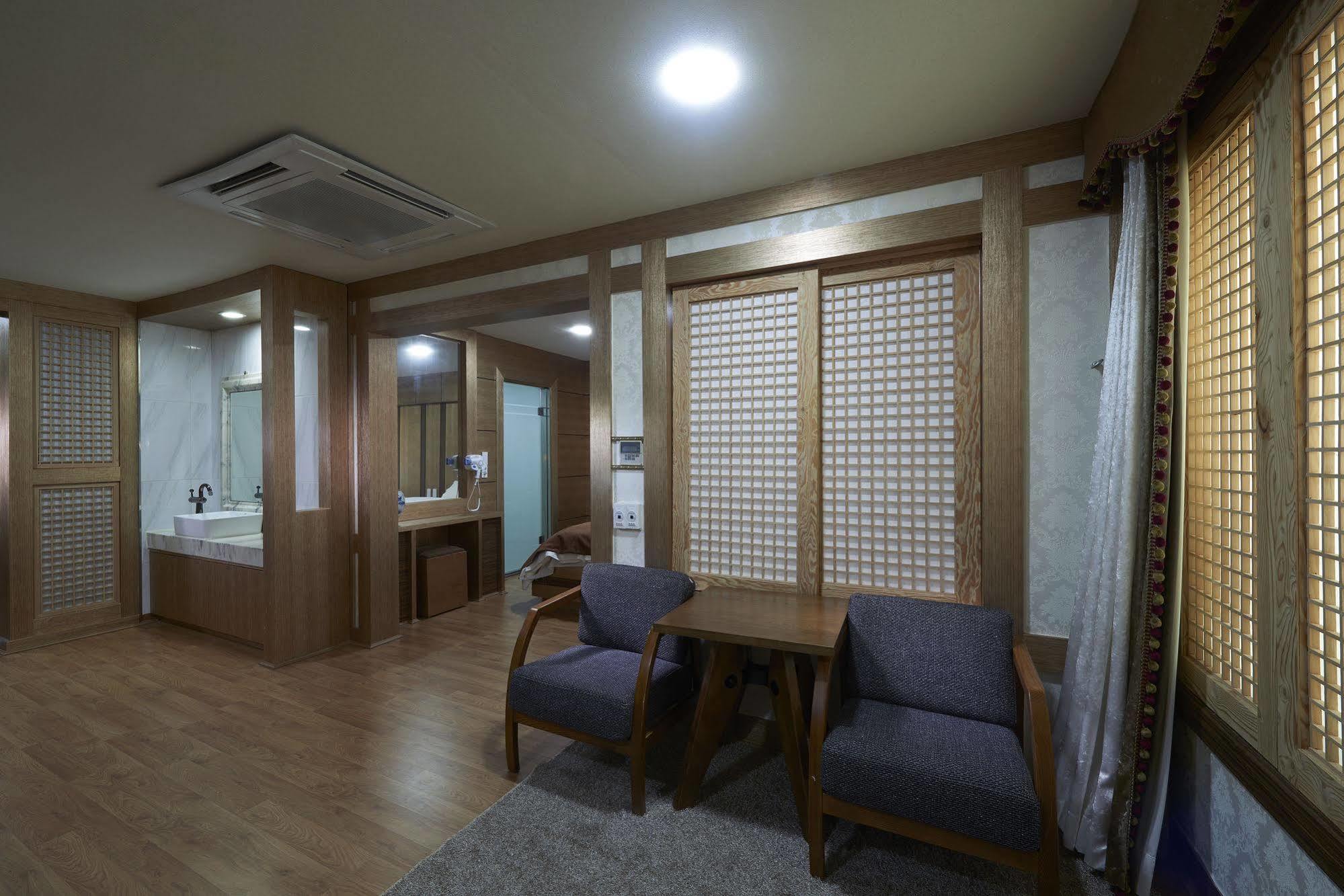 Benikea Premier Hotel Siheung Экстерьер фото