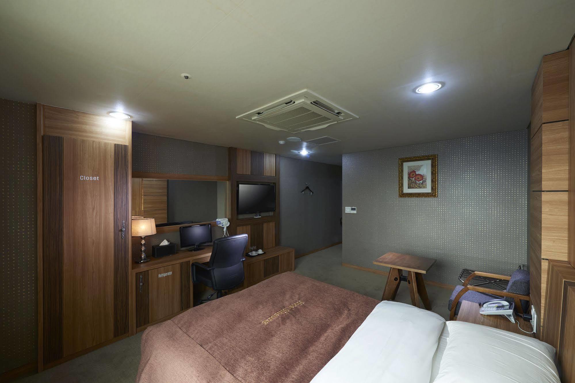 Benikea Premier Hotel Siheung Экстерьер фото
