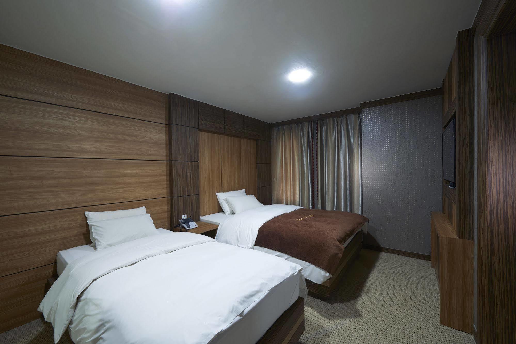 Benikea Premier Hotel Siheung Экстерьер фото